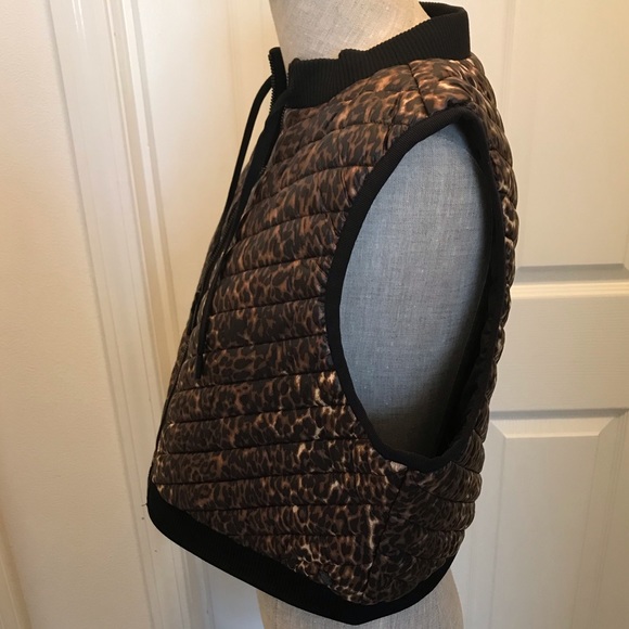 Calvin Klein cropped quilted vest in leopard print - Picture 5 of 12